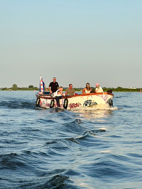 Dobberende dame onderweg